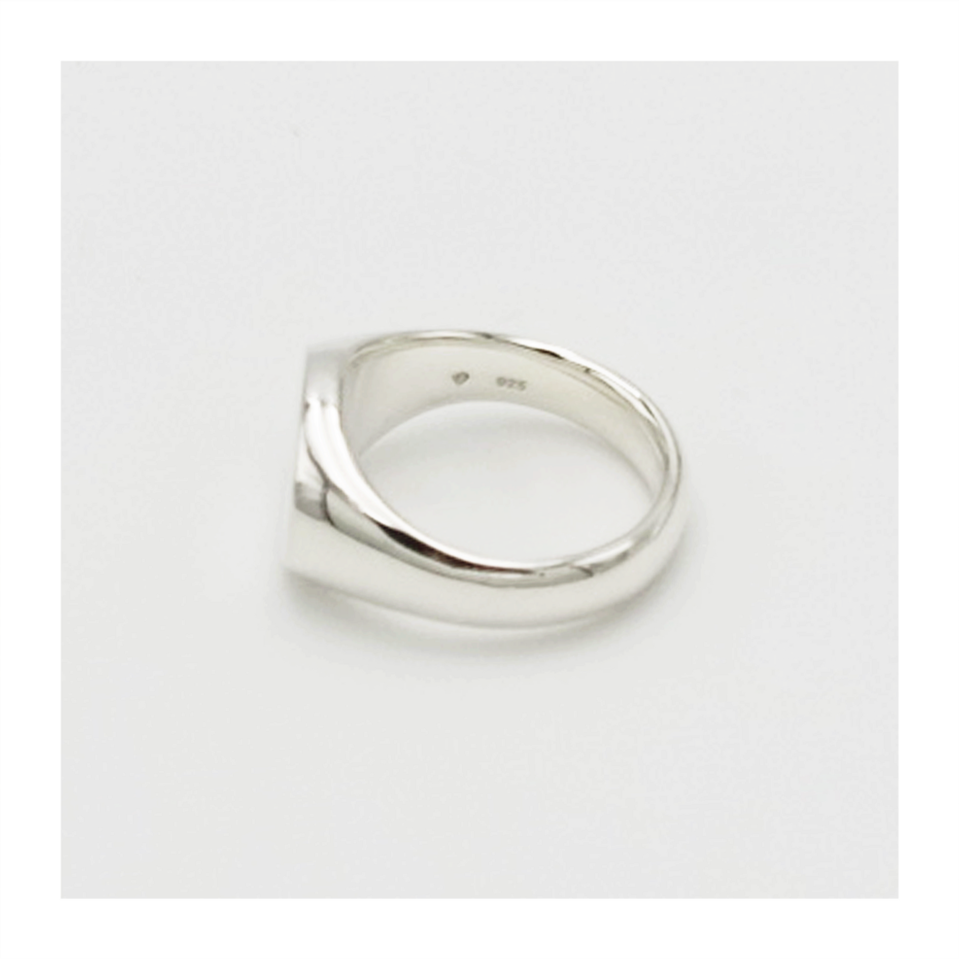 Signet Ring Round Wide | Independent Flowers & Co. Signet Ring Round Wide | Independent Flowers & Co.